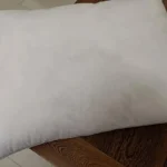 ⁦مخدة ريش بغطاء قطن 100٪⁩ - الصورة ⁦5⁩